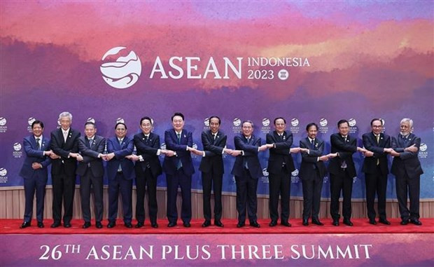 PM attends ASEAN summits with Plus Three countries, US, Canada hinh anh 1