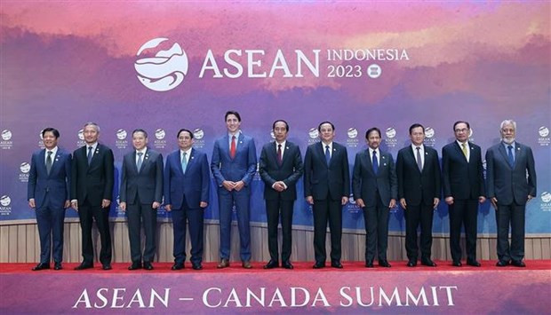 PM attends ASEAN summits with Plus Three countries, US, Canada hinh anh 4