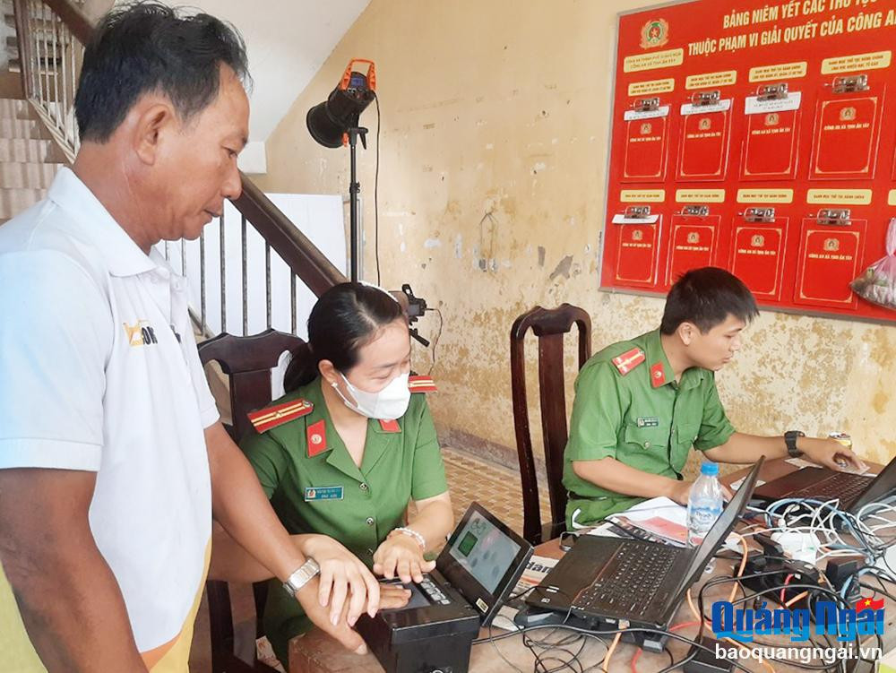 Đội Cảnh sát quản lý hành chính về trật tự xã hội (Công an TP.Quảng Ngãi) thực hiện cấp tài khoản định danh điện tử cho người dân.  Ảnh: BÁ SƠN