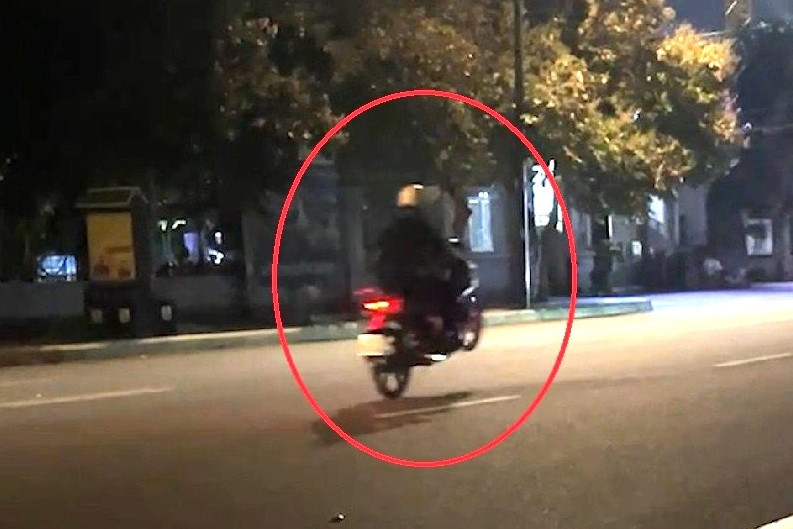 Thanh niên không có bằng lái, 'biểu diễn' bốc đầu xe bị phạt 8,5 triệu