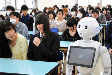 Thành phố Nhật dùng robot đối phó tình trạng học sinh trốn học