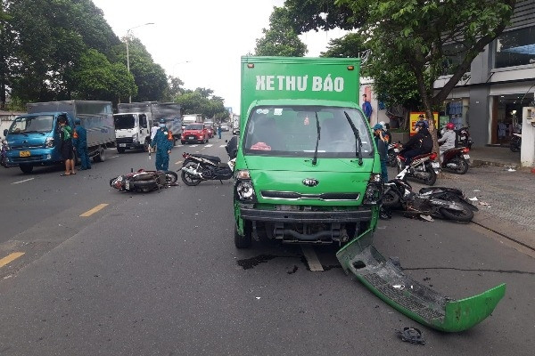 Xe thư báo tông loạn xạ xe máy ở TP.HCM, 3 người bị thương