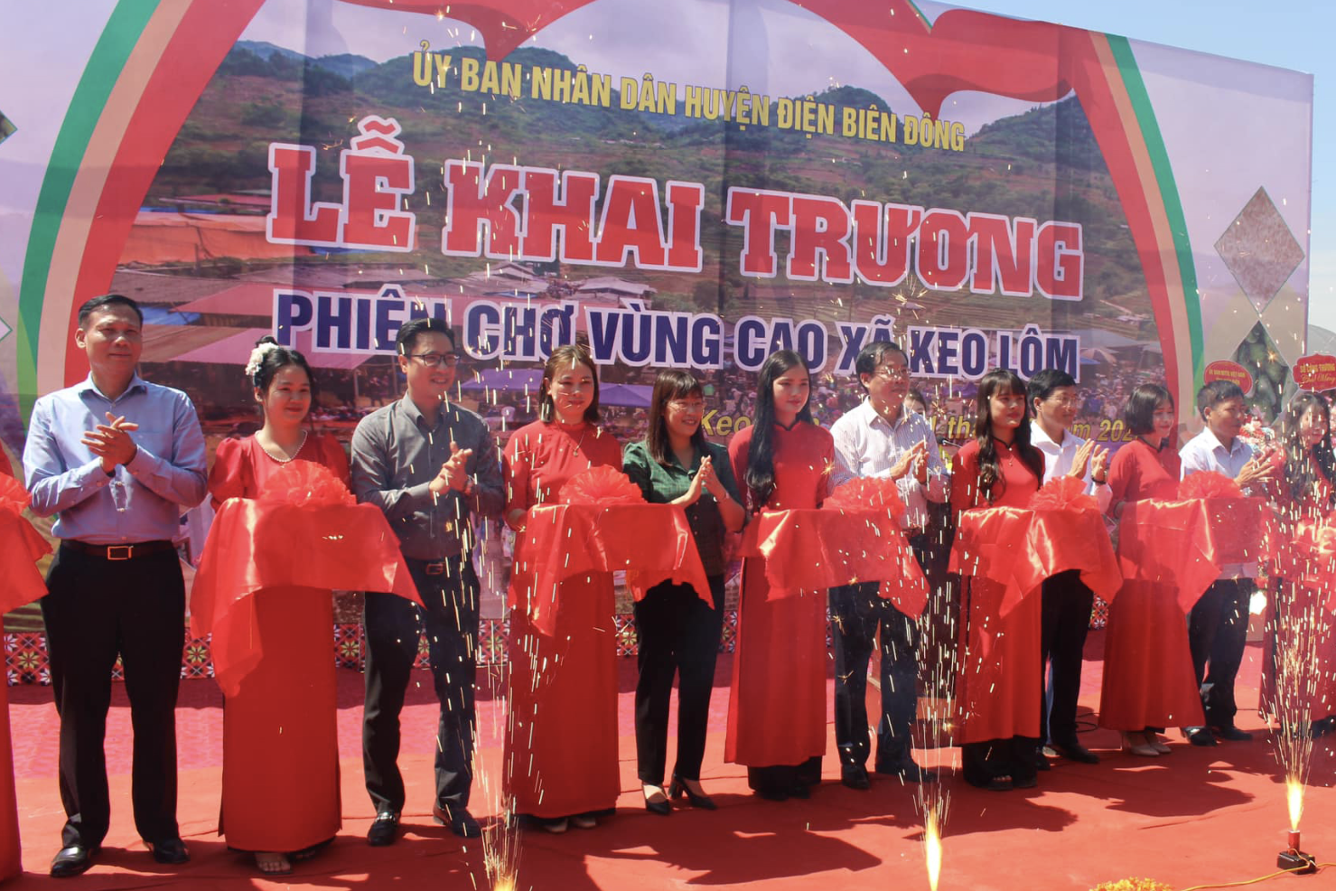 Bà con dân tộc Mông ở bản vùng cao Keo Lôm đã có chợ kiên cố