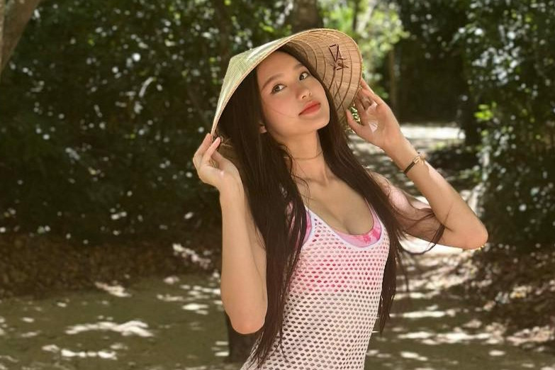 Bạn gái Văn Hậu khoe ảnh diện bikini bốc lửa