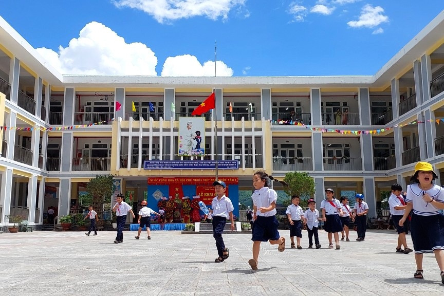 Bên trong ngôi trường mới, phụ huynh từ chối cho con học vì đi xa... 2km