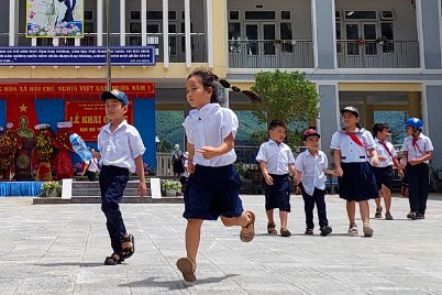 Bên trong ngôi trường mới, phụ huynh từ chối cho con học vì đi xa... 2km