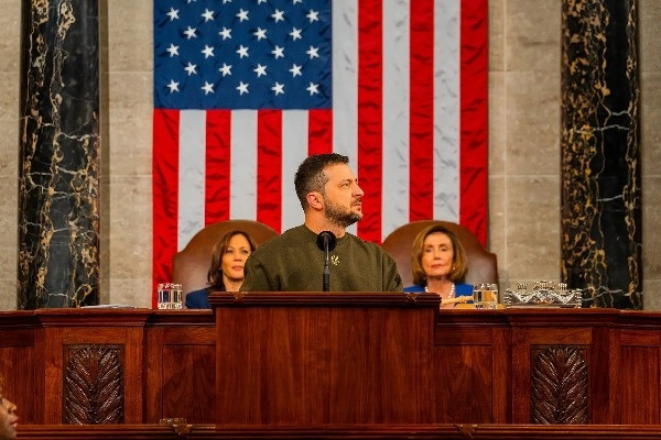 'Bóc giá' trang phục thường được ông Zelensky mặc từ đầu cuộc xung đột