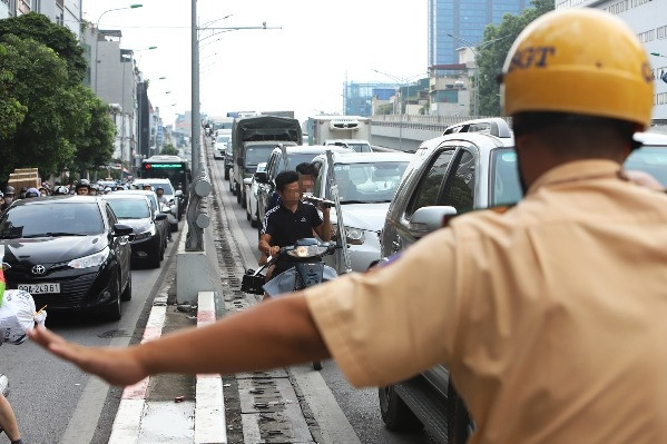 CSGT ra quân xử lý loạt xe máy 'tranh đường' ô tô đi lên Vành đai 2 trên cao