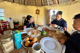 Dạy con 'vượt sướng': Người dắt con đi khắp 5 châu, người thả con về quê