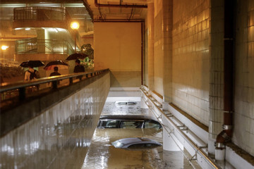 Hình ảnh Hong Kong ngập sâu, ôtô 'bơi