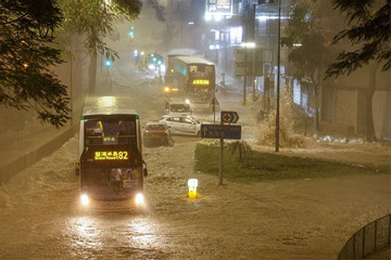 Hong Kong biến thành sông sau trận mưa lớn kỷ lục trong 140 năm