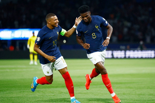 Mbappe im tiếng, Pháp vẫn thắng dễ CH Ireland