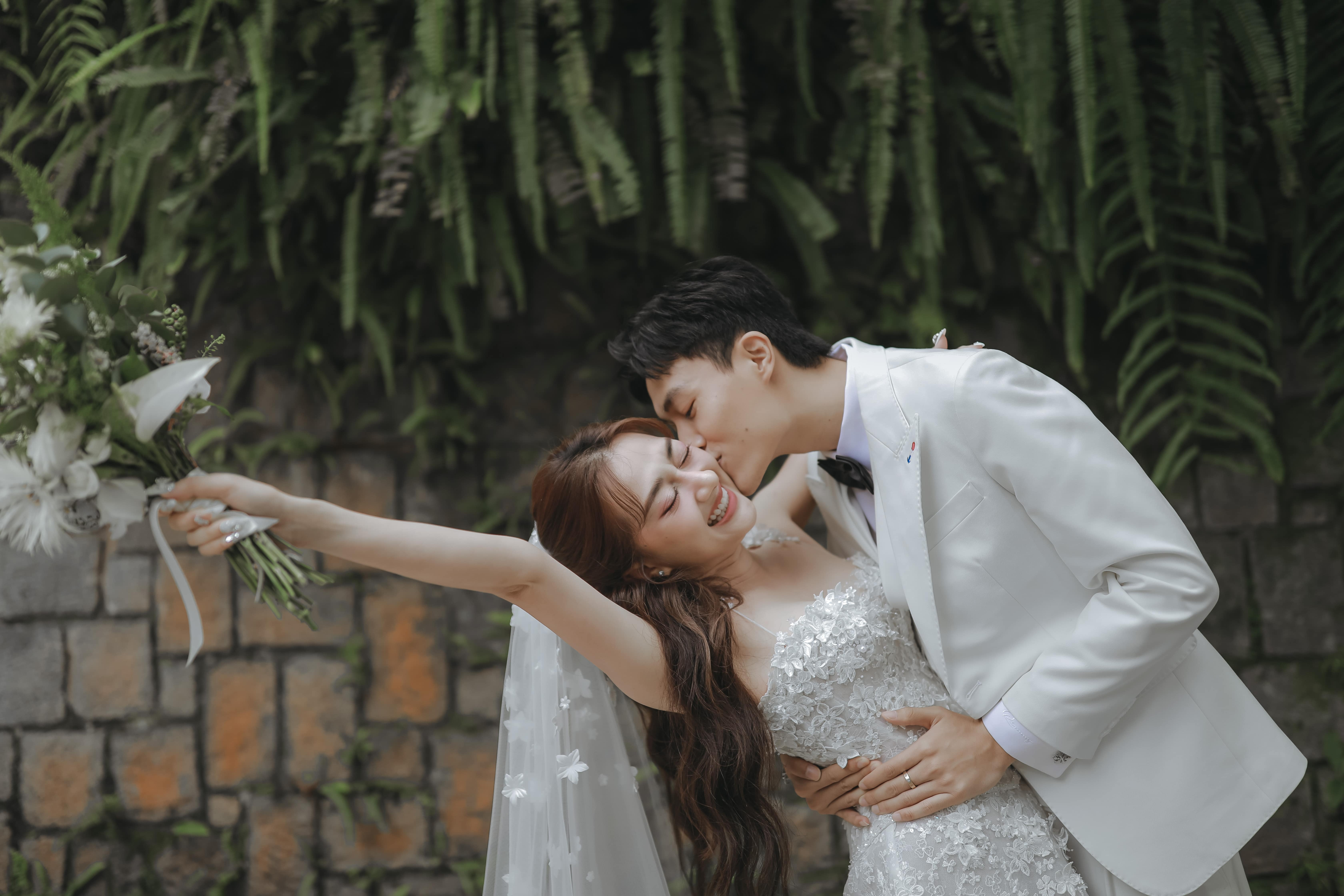 Phương Lan hôn bạn trai kém tuổi, hé lộ dàn sao dự đám cưới