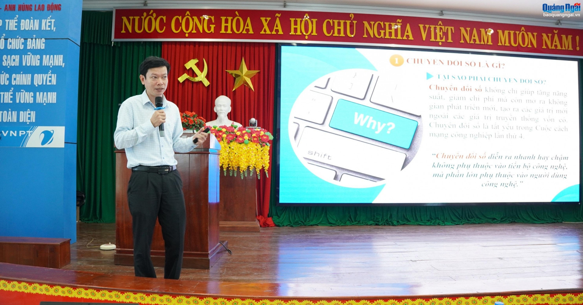 Phó Giám đốc Sở TT&TT Đỗ Quang Nghĩa truyền đạt kiến thức tổng quan về công tác chuyển đổi số.