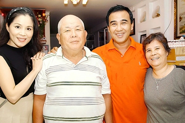 Vợ doanh nhân của Quyền Linh quỳ gối tháo dép cho mẹ chồng, thương như mẹ ruột