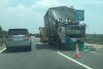 Ô tô tải đâm vào hộ lan cao tốc Nội Bài - Lào Cai, tài xế tử vong