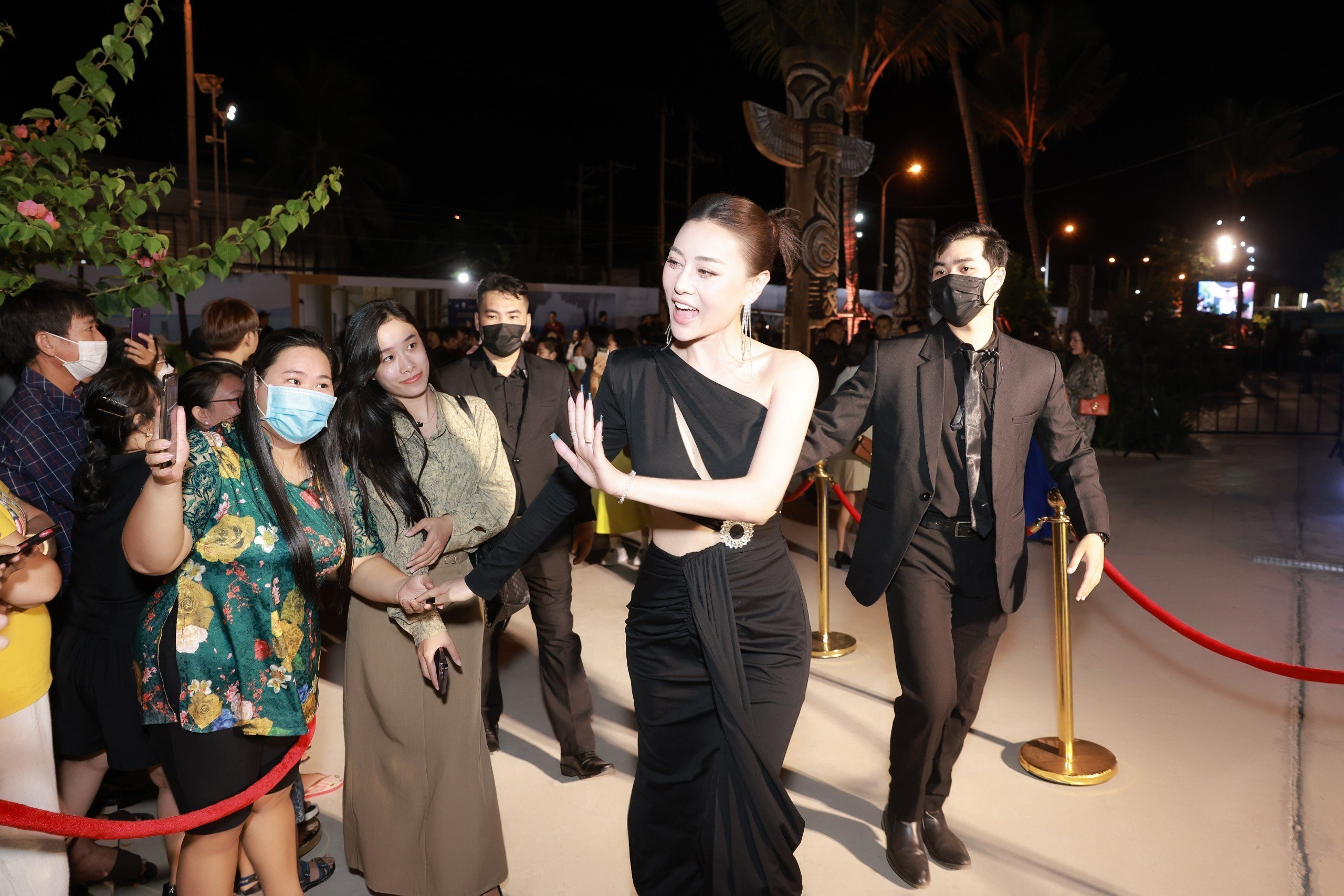 Lễ trao giải Cánh diều vàng 2023: Phương Oanh mặc váy cut