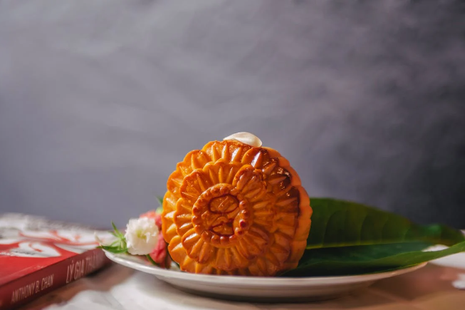 3 anh em, không ai chịu đi ngủ vì chờ ăn miếng bánh trung thu