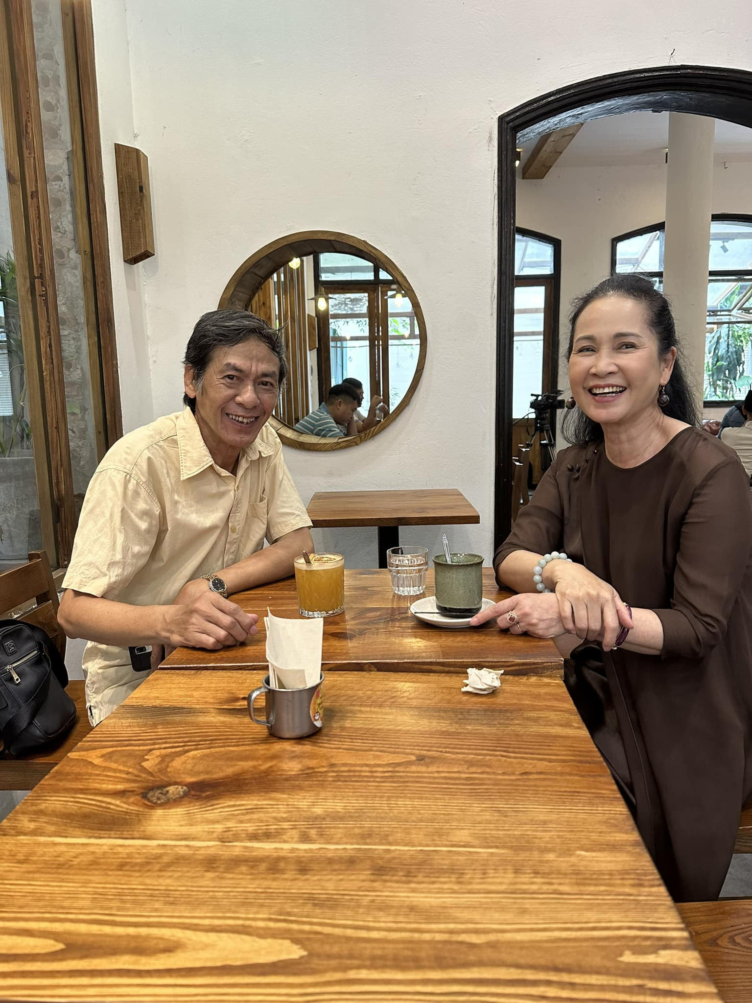 Sao Việt 9/9: Lan Hương đi cà phê với Bùi Bài Bình, Hồng Diễm tươi trẻ tuổi 40