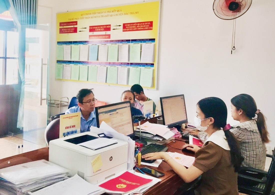 Người dân Bắc Trà My giải quyết hồ sơ TTHC. Ảnh: N.P