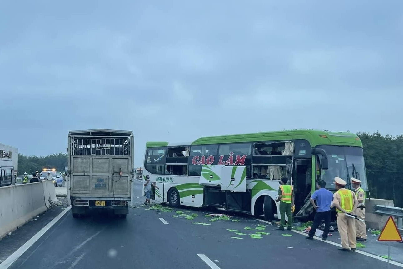 Bản tin trưa 9/9: Xe khách tông dải phân cách cao tốc Phan Thiết - Dầu Giây