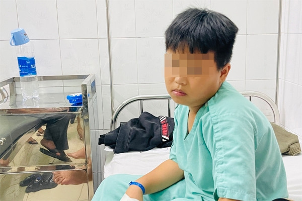 Bé trai 10 tuổi nuốt viên thuốc còn nguyên vỏ sắc nhọn