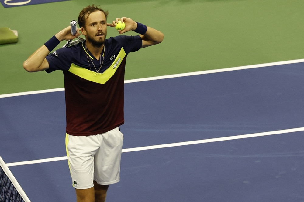 Biến Alcaraz thành cựu vương, Medvedev tranh vô địch với Djokovic