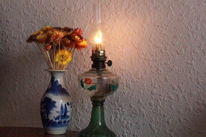 Chiếc đèn dầu đặt vào lon sữa bò, bà ngoại cầm nấu cơm lúc 4h sáng