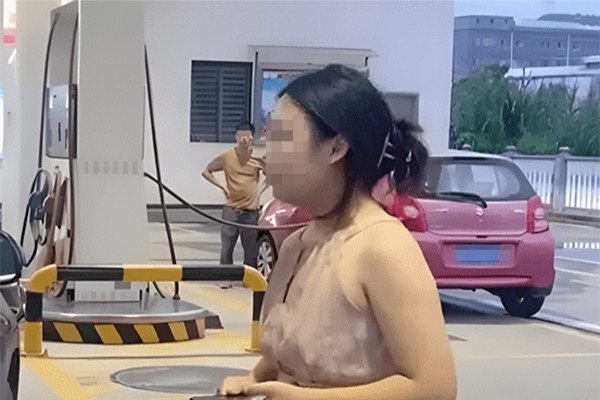 Cú sốc của chàng trai yêu cầu bạn gái trả tiền xăng xe lần đầu hẹn hò