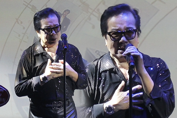 Elvis Phương bật khóc nhớ ký ức bị cha tát và từ mặt