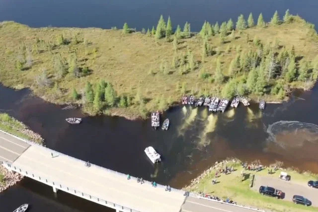 Đầm nổi khổng lồ trên hồ bị thuyền bè đẩy đi khắp nơi (+video) Ezgifcom-webp-to-jpg-1-1320