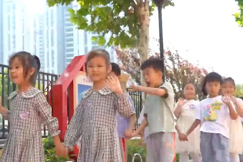 Khoảnh khắc đáng yêu: 12 cặp sinh đôi nắm tay nhau đến trường
