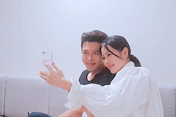 Mặc đồ đôi đi ăn cùng vợ sau 4 ngày xa cách, biểu cảm của Hyun Bin gây chú ý