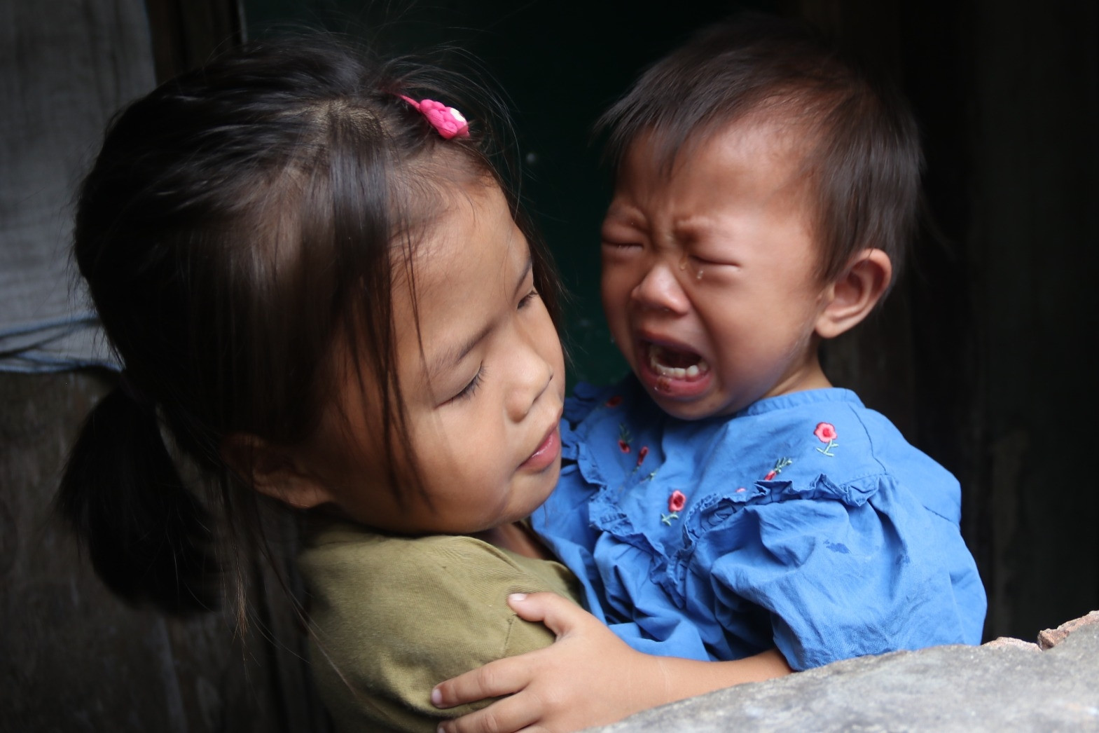Mồ côi cha mẹ, bé 2 tuổi ôm chị gái thiểu năng khóc nức nở
