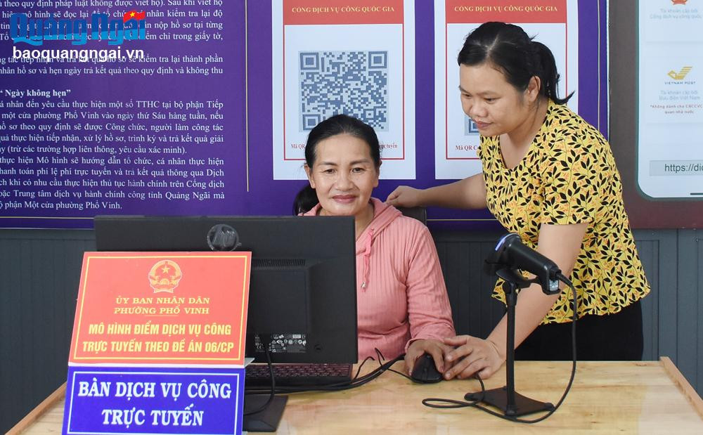 Công chức phường Phổ Vinh (TX.Đức Phổ) hướng dẫn người dân thực hiện dịch vụ công trực tuyến.           Ảnh: ĐÔNG YÊN