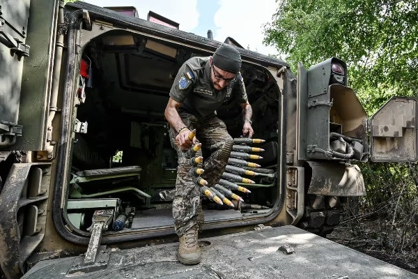 Nga dồn quân về làng chiến lược ở miền nam, Ngoại trưởng Nhật thăm Ukraine