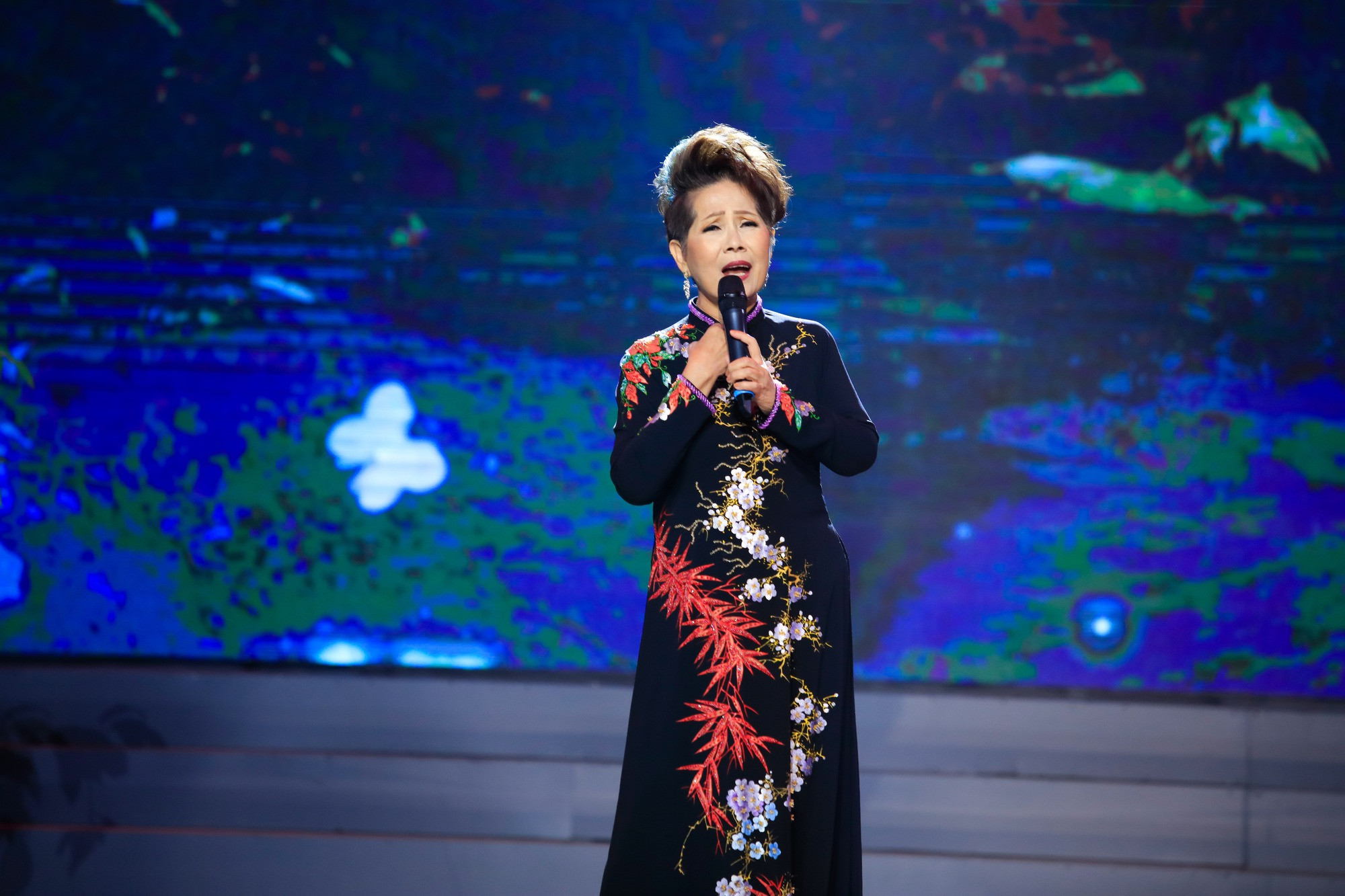 Nữ danh ca 15 tuổi nổi tiếng, 21 tuổi bỏ hát lấy chồng, sinh 8 người con là ai? - Ảnh 4.