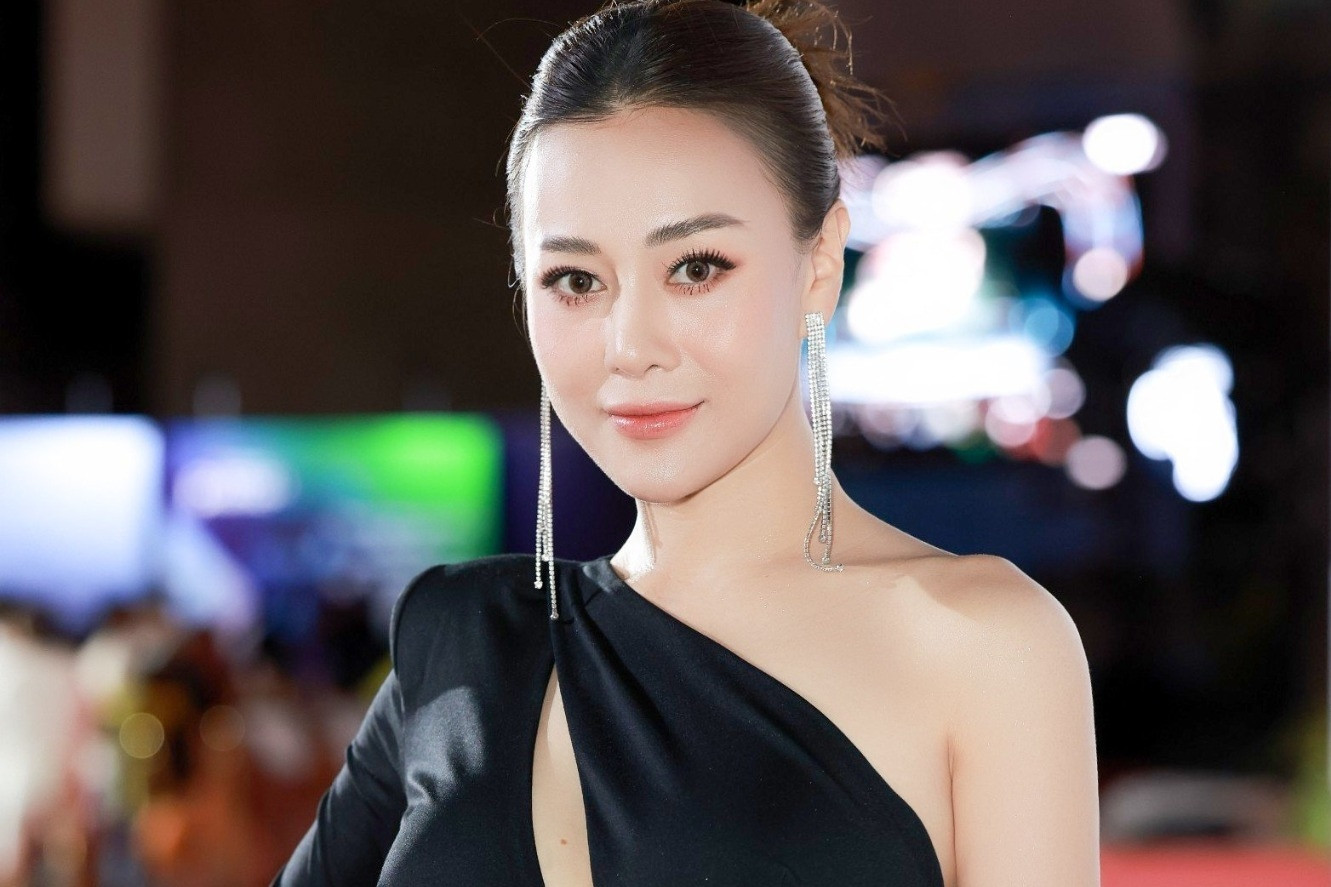 Phương Oanh mặc váy cut-out táo bạo dự lễ trao giải Cánh diều 2023
