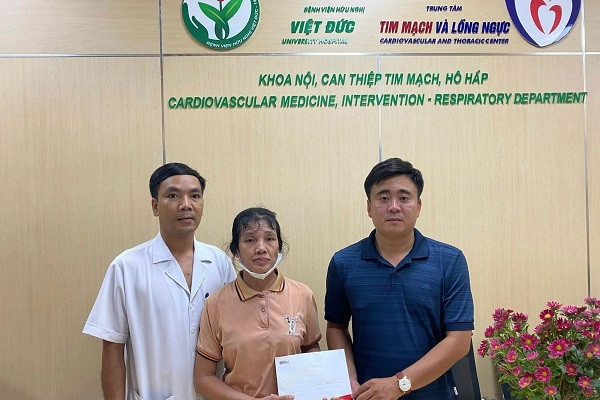 Trao hơn 42 triệu đồng đến em Tạ Văn Linh bị bệnh tim