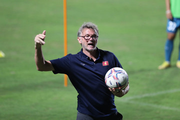 Tuyển Việt Nam: HLV Philippe Troussier dè dặt với tân binh