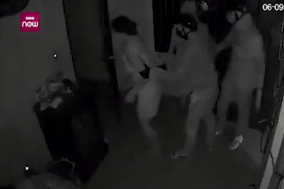 Vờ hỏi mua gà, dùng dao uy hiếp bắt chủ nhà chuyển khoản