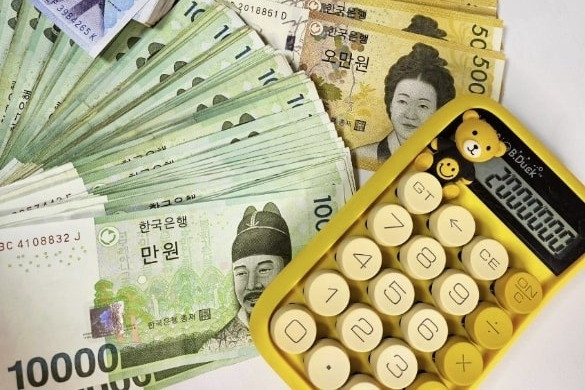 Bão giá đáng sợ, người trẻ rút tiền mặt, chia nhỏ để 'liệu cơm gắp mắm'