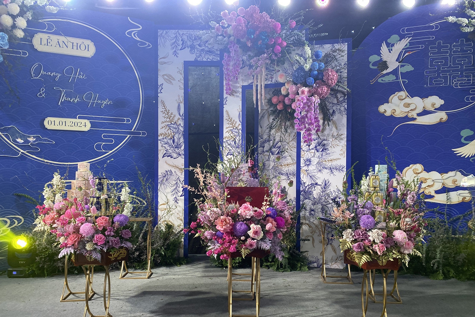 Cận ảnh tráp ăn hỏi rồng phượng 'siêu khủng' của Quang Hải