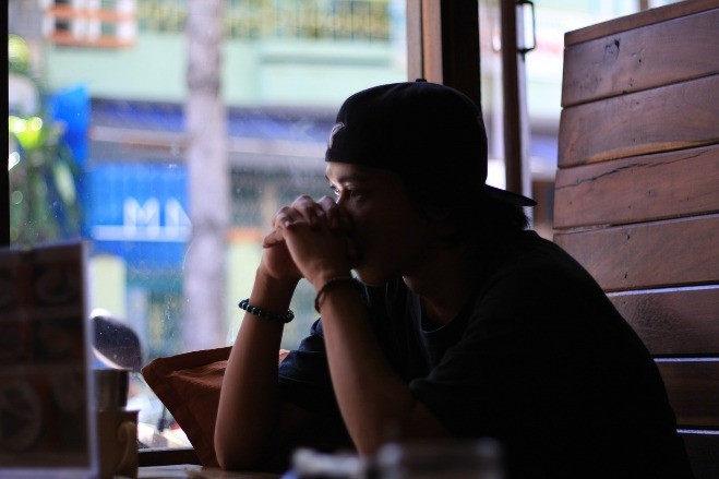 Cô hàng xóm hẹn gặp, chìa ra tờ giấy khiến tôi chết lặng