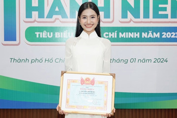 Hoa hậu Nguyễn Thanh Hà nhận bằng khen Thanh niên tiêu biểu TP.HCM 2023