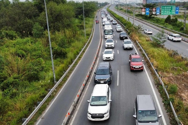 Trở lại sau nghỉ Tết Dương lịch, ô tô xếp hàng dài 2km ở cửa ngõ vào TP.HCM