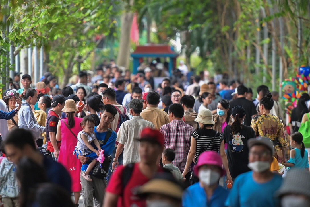 Khách 'Tây-Ta' ùn ùn đổ về Thảo Cầm Viên vui chơi ngày đầu năm mới