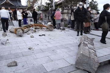 Khung cảnh hoang tàn sau trận động đất 7,6 độ ở Nhật Bản