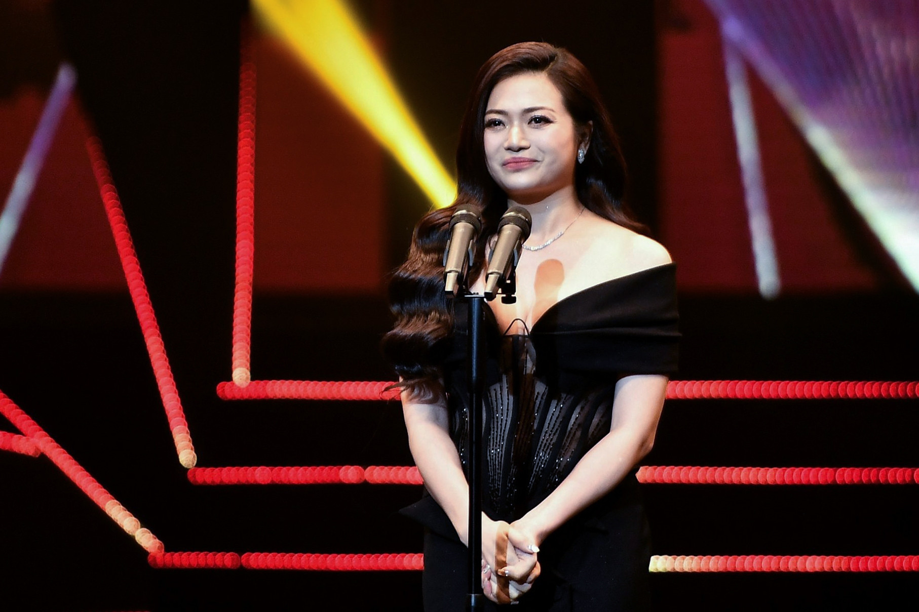 Kiều Anh khóc, Nhan Phúc Vinh xúc động khi đoạt 'Nữ-Nam diễn viên ấn tượng' VTV