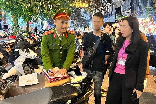 29 bãi trông xe vi phạm quanh hồ Hoàn Kiếm bị xử phạt trong đêm giao thừa